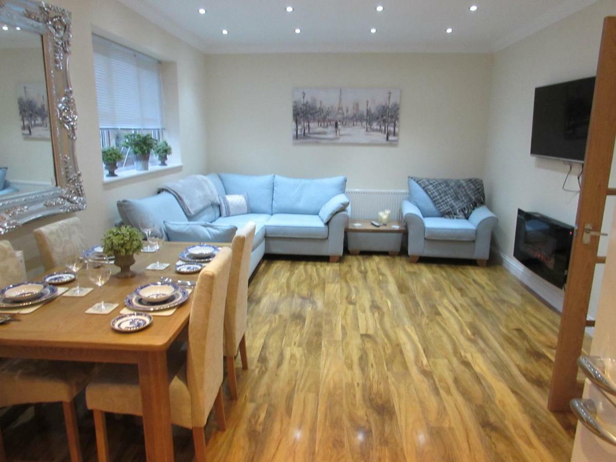Apartment 1 Exquisite Two King Bedroom With En Suites - Close To The Town Centre, Rail, Airport And Theatre Darlington  Exterior foto