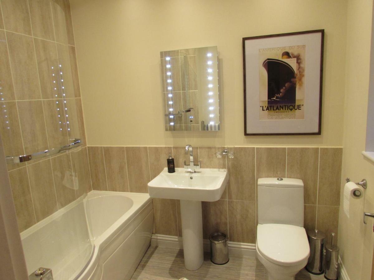 Apartment 1 Exquisite Two King Bedroom With En Suites - Close To The Town Centre, Rail, Airport And Theatre Darlington  Exterior foto